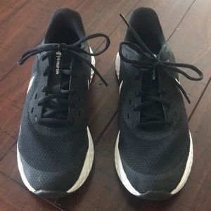 Nike Big Kid revolution size 7 W